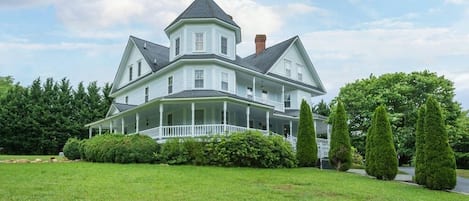 The Possum Trot Inn is a majestic estate originally built in 1890 as a hotel for the CC&O Railroad.  Now for the first time, the house in it's entirety is available for short-term guests who are looking to escape to the mountains for some relaxation.