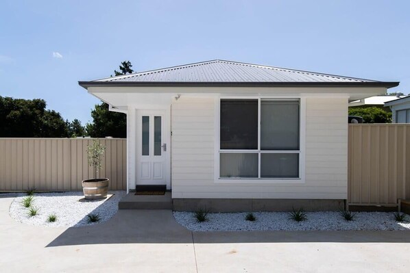 Newly built home near Golfing, National Parks, Caves, Lake Canobolas and vineyards.