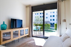 living room, lunchroom (2)