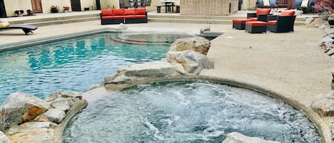 Fabulous pool are with built-in hot tub