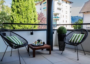 Passez des moments privilégiés dans notre logement, avec sa magnifique terrasse privée aménagée, l'endroit idéal pour se détendre ou profiter de l'extérieur.