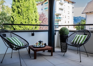 Passez des moments privilégiés dans notre logement, avec sa magnifique terrasse privée aménagée, l'endroit idéal pour se détendre ou profiter de l'extérieur.