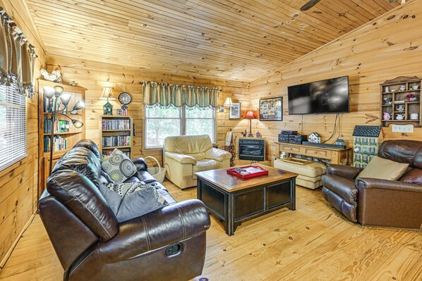 Franklin Vacation Rental | 2BR | 1BA | 785 Sq Ft | 2 Stairs Required