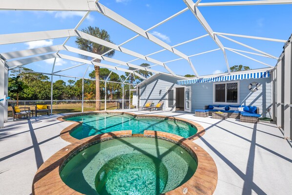 Swimming pool with jacuzzi 