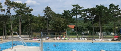 Agua, Cielo, Nube, Piscina, Azur, Árbol, Mueble Para Exteriores, Sombra, Ocio, Ciudad De Vacaciones