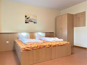Doppelbett und Kleiderschrank