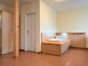 Einzelbett und Kleiderschank
