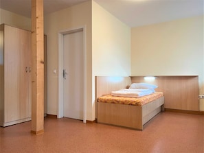 Einzelbett und Kleiderschank