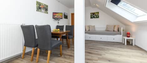 Wohnzimmer mit integriertem KĂŒchenbereich