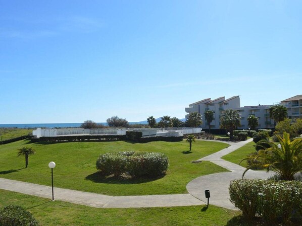 vue piscine et mer