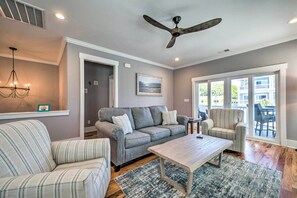 Living Room | Central A/C & Heat | Board Games | Books