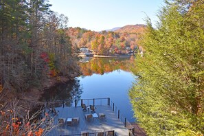 Come to MALLARD COVE as a peaceful retreat and "home base" for visiting nearby towns, restaurants, shops, hiking areas, and seasonal special events in Lake Lure. Golf is open to the public at Rumbling Bald and local area wineries, breweries, trails, music are within an hour's drive.