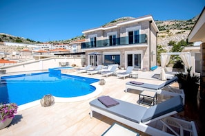 The villa has its own private pool and a jet pool to sooth away tired muscles