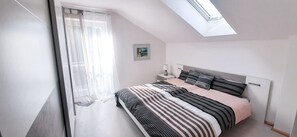 Schlafzimmer 1 mit Doppelbett