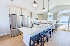 04-Surf-Or-Sound-Realty-1000-Bellavues-Kitchen-01