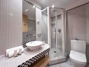 Fully equipped bathroom.