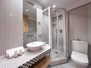Fully equipped bathroom.