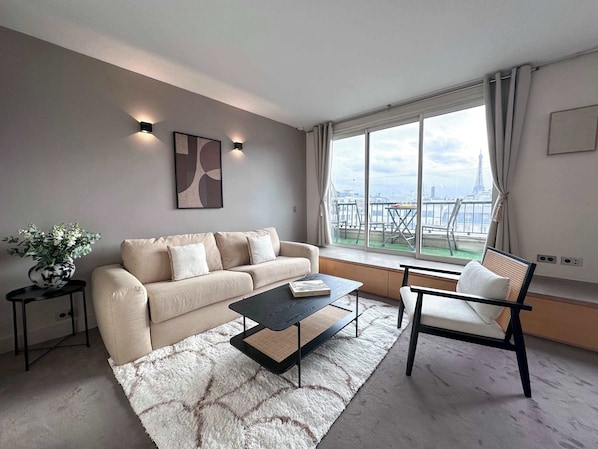 Amazing bedroom with Eiffel tower view