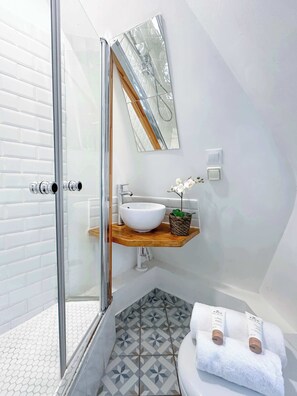 A full equipped bathroom with shower and bath