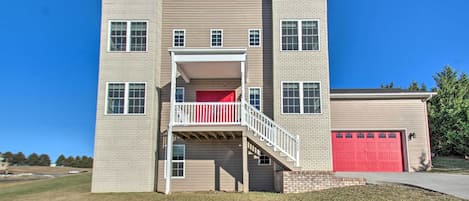 Harrisonburg Vacation Rental | 4BR | 3.5BA | Stairs Required | 2,952 Sq Ft