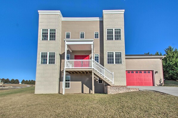 Harrisonburg Vacation Rental | 4BR | 3.5BA | Stairs Required | 2,952 Sq Ft