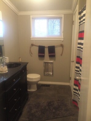 Bathroom bathtub/shower