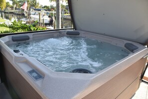 Outdoor spa tub