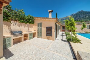 Outdoor kitchen, BBQ & pizza oven