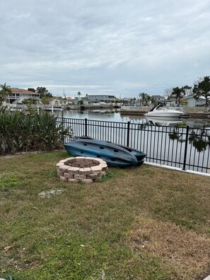 Fire pit and 2 kayaks 