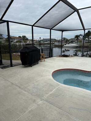 Grill on site and kayaks 

