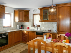 Cabinetry, Countertop, Spüle, Eigentum, Fenster, Zapfhahn, Sinken, Gebäude, Küche, Holz