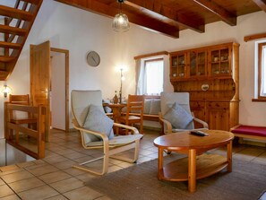 Möbel, Fenster, Eigentum, Bilderrahmen, Gebäude, Holz, Beleuchtung, Stuhl, Wohnzimmer, Tür