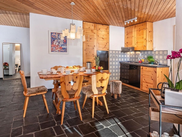 Table, Meubles, PropriĂ©tĂ©, Plante, Chaise, Bois, Ăclairage, Comptoir, Cabinetry, Sol