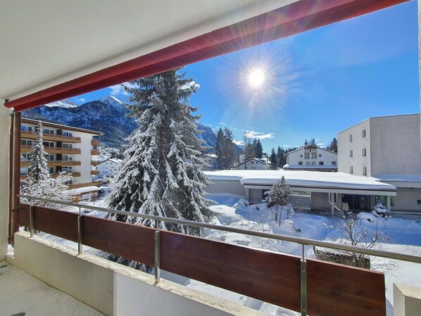 Eigentum, Himmel, Schnee, Interior Design, Schatten, Fenster, Wolke, Zweig, Einfrieren, Holz