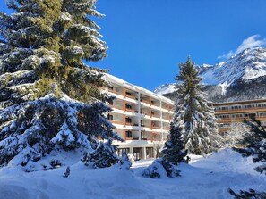 Himmel, Schnee, Gebäude, Pflanze, Azurblau, Baum, Ast, Lärche, Steigung, Natürliche Landschaft