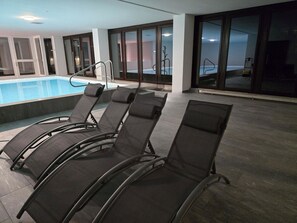 Möbel, Stuhl, Flooring, Fussboden, Schatten, Gebäude, Hartholz, Halle, Schwimmbad, Wasser