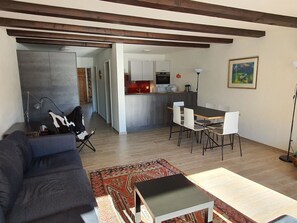 Eigentum, Möbel, Gebäude, Holz, Interior Design, Wohnzimmer, Couch, Flooring, Fussboden, Halle