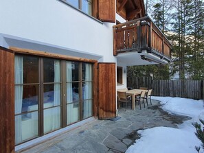 Pflanze, Himmel, Wolke, Gebäude, Baum, Holz, Grundstueck, Fenster, Wohngebiet, Freizeit