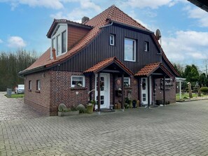 Wolke, Himmel, Pflanze, Fenster, Holz, Baum, Strassenbelag, Hütte, Grundeigentum, Wohngebiet