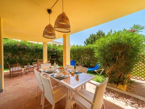 Tabelle, Pflanze, Eigentum, Möbel, Himmel, Stuhl, Schatten, Gartenmöbel, Interior Design, Tisch Im Freien