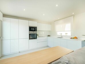 Cabinetry, Countertop, Möbel, Eigentum, Küche, Holz, Sinken, Haushaltsgerät, Küchengerät, Flooring