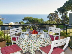 Table, Plant, Furniture, Sky, Tableware, Building, Chair, Outdoor Table, Tablecloth, Outdoor Furniture