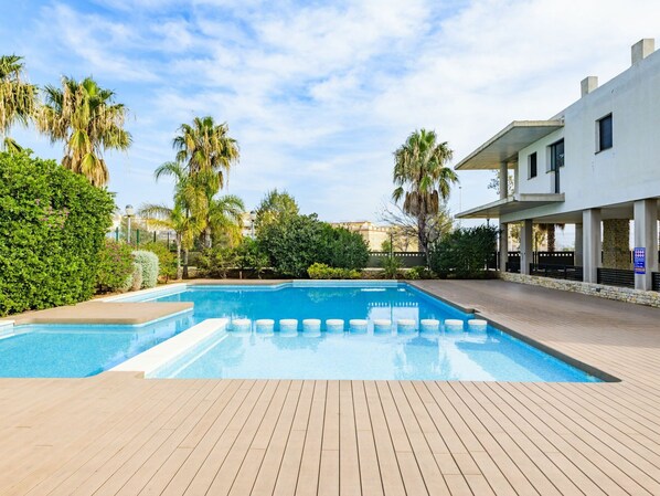 Nube, Cielo, Planta, Agua, Edificio, Piscina, Ventana, Azur, Árbol, Cuerpo De Agua