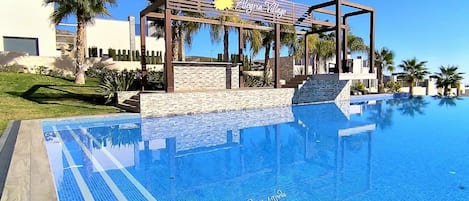 Cielo, Agua, Piscina, Planta, Edificio, Azur, Sombra, Mueble Para Exteriores, Árbol, Sunlounger