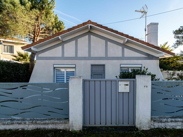 Sky, Property, Plant, Building, Window, Tree, House, Door, Wood, Grass