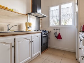 Cabinetry, Spüle, Eigentum, Weiss, Sinken, Fenster, Gebäude, Interior Design, Holz, Küche