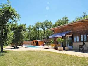 Pflanze, Himmel, Gebäude, Fenster, Schatten, Haus, Grundstueck, Baum, Tür, Hütte