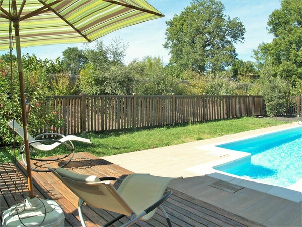 Plante, Propriété, Meubles, Ciel, Vert, Bâtiment, Arbre, Ombre, Mobilier De Jardin, Chaise