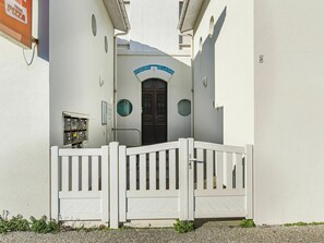 Bâtiment, Maison, Bois, Porte, Escaliers, Plante, Herbe, Façade, Clôture, Palissade