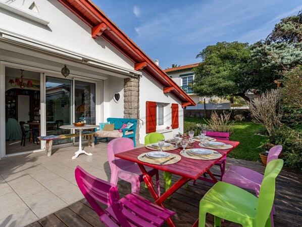 Table, Furniture, Property, Sky, Building, Plant, Cloud, Chair, Outdoor Table, Outdoor Furniture